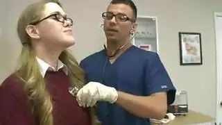 الطبيب الشاب يحصل تحميص من الممرضات.
