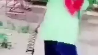 امرأة تحلق مع تعليق باللغة العربية