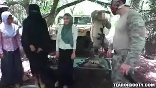 امرأة عربية أفغان تمتص أربعة الديوك