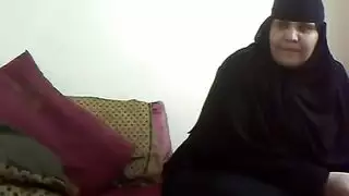 طيزها كبيرة و تقلع الخمار علشان تتناك - سكس مصري