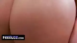 سعي زوجة الأب اليائس للحصول على المال ينتهي بحلم رطب بديك ابن الزوج الضخم الذي يقتحم داخلها