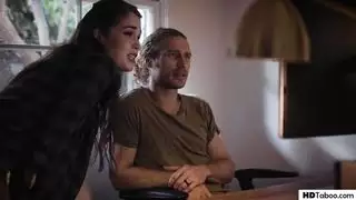 هذه المرأة البريئة خجولة وسيئة للغاية