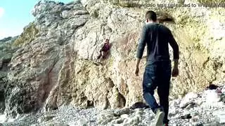 يتسلق على القضيب ويتظاهر بالقذف في الفم