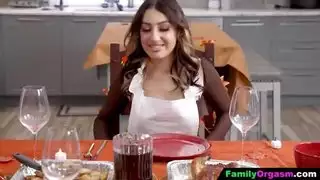 يستخدم ابنة زوجته كديك رومي مشوي