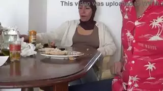 زوجة الأب التركية المشعر تشرب نائب الرئيس لها أثناء الإفطار