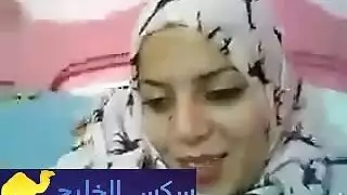 محجبة تقلع هدومها و تبعبص في كسها امام الكاميرا - سكس عربي