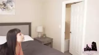 الرجل يعود إلى صديقته الغش عن طريق سخيف زميله في الغرفة