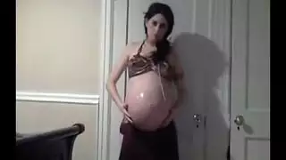 سيدة عربية حامل على كاميرا ويب
