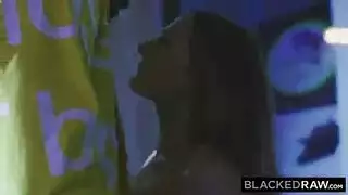 سكس زنجي مثير لبنت ممحونة علي زب اسود ضخم يدمر كسها