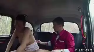 امرأة سمراء تعمل على سيارة أجرة و هو ممارسة الجنس مع الأولاد الذين يركبون سيارة أجرة أنفسهم