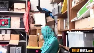 حريصة العربية في سن المراهقة اللص معاقبة مارس الجنس من قبل ضابط القذرة