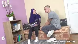 المعلم الإسلامي مثير يعطي درسًا خاصًا