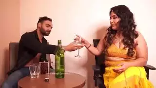 مثير الهندي عاهرة الحصول على الحمار استغل من قبل صبي صغير