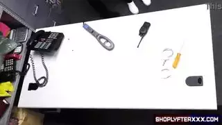 يونغ بلوندي سارق الصيف الثعلب المزيف الحمل مع تركيا على قميصها ، لكنها تم القبض عليها والآن عليها أن تستحضر من قبل حارس الأمن