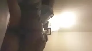 الأميرة العربية تركب شقيقها إلى