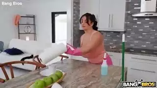 خادمة تفعل ذلك نقدا!
