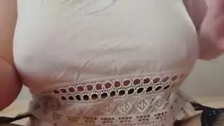 اللعب مع حلماتي الكبيرة