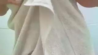 شاهد الجميلة العربية وهي تثير ثدييها الكبيرين وجملها المشعر بعد الاستحمام