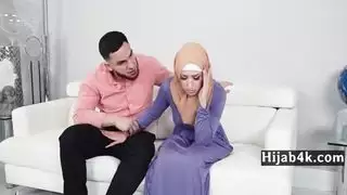 خادمة في الحجاب اشتعلت السرقة البنفسجي الأحجار الكريمة