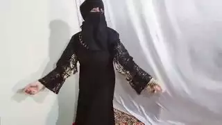 فتاة عربية مثيرة ترقص بشكل مثير وهي ترتدي الحجاب الأسود في المنزل، ديسي هندية وقحة أمروزيا تتحرك الثدي والحمار ترقص على الموسيقى العربية