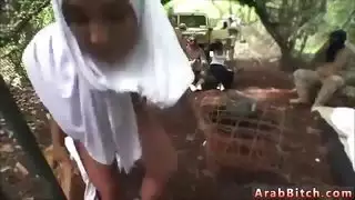 ركوب الحمار العربي الكبير والفتاة الحصول على مارس الجنس المنزل بعيدا عن المنزل بعيدا عن