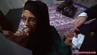 فتاة عربية بالملابس مدفوعة لامتصاص الديوك