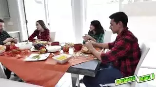 تتسلق ياسمين على السرير وتمتص لحم رجل ضخم قبل الذهاب في رحلة على شكل قضيب ساخن