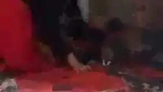 تم القبض على فتيات مثيرات على الكاميرا بينما كانوا يمارسون الجنس في سرير العشاق