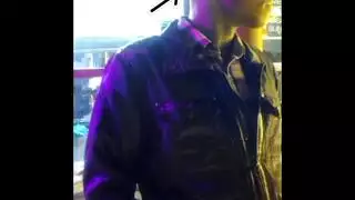 الهالوين الثلاثي في ​​الهواء الطلق يضم سباحين مجهولين مع شامات الجلد