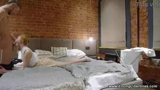 ضع سيولوفان على السرير يمكن أن يمارس الجنس مع صديقته