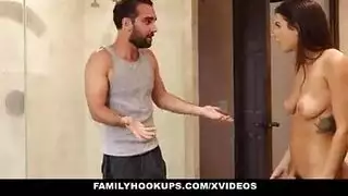 يدخل على أخته وهي تستحم عارية في الحمام ويمارس معها سكس المحارم