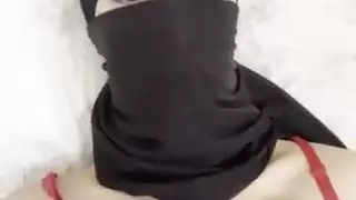 فتاة الحجاب العربية في النقاب تثير ببطء ثدييها الكبيرين