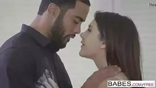 سكس ساخن مع اسمر نياك ينيك فتاة بيضاء ممحونة في المطبخ