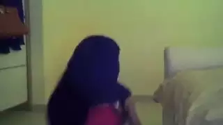 مثير فتاة العربية السعودية تربط الحجاب