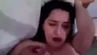 بتقوله براحه كسي بيوجعني ويحط ايده ع بزها