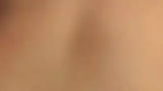 الفتاة الآسيوية اللطيفة تستحم بينما يقوم رجل قرني بعمل فيديو لها