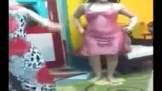 نسوان شراميط يرقصو بقمصان النوم في شقة دعارة