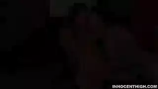 قررت امرأة سمراء مراهقة شقية تصوير فيديو لها وهي تمارس الجنس في سريرها