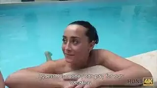 مغامرة جنسية في حمام سباحة خاص والجميلة تمص الزب بكل مهارة