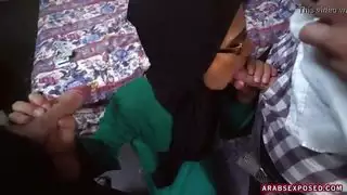 امرأة عربية يائسة الملاعين مقابل المال ()