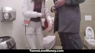 رجل ينيك فتاة روسية في مرحاض عمومي ساخن نار