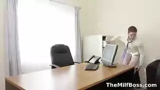 يمارس صبي يوظف في شركة ترأسها امرأة الجنس على مكتبه مع رئيسه