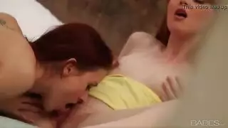 اثنين من مثليات لطيف قبلة على كس