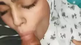 شابة مسلمة وقحة الحصول على نائب الرئيس في جميع أنحاء وجهها بعد أن تمتص الديك