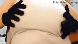 فتاة مع ثدي كبير على تكشف ثدييها