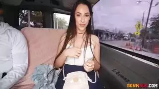 لقاء سيلينا آيفي المكثف بين الأعراق: سخيف ووجه شاق