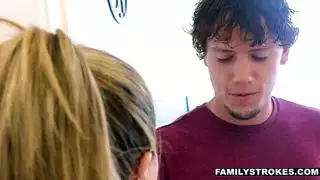أم مثيرة تمارس الجنس مع ابن زوجها المهووس أثناء الإجازة -سكس امهات