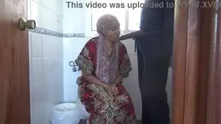 زوجة ديوث مسلمة تركية قرنية تمارس الجنس في المرحاض العام مع جندي أمريكي