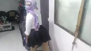 الجبهة العربية الساخنة الحقيقية في ملابس المدرسة تستمني وتنورات النشوة في النقاب بينما الزوج بعيدا