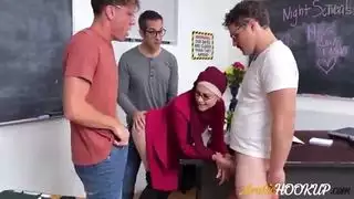 مهمة اليوم ديكس الطالب استغل من قبل مدرس اللغة العربية
